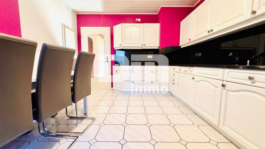 Gepflegtes Ein- bis Zweifamilienhaus + Garage, Terrasse und Balkon auf großem Grundstück - OG Küche / EBK / Zugang Balkon